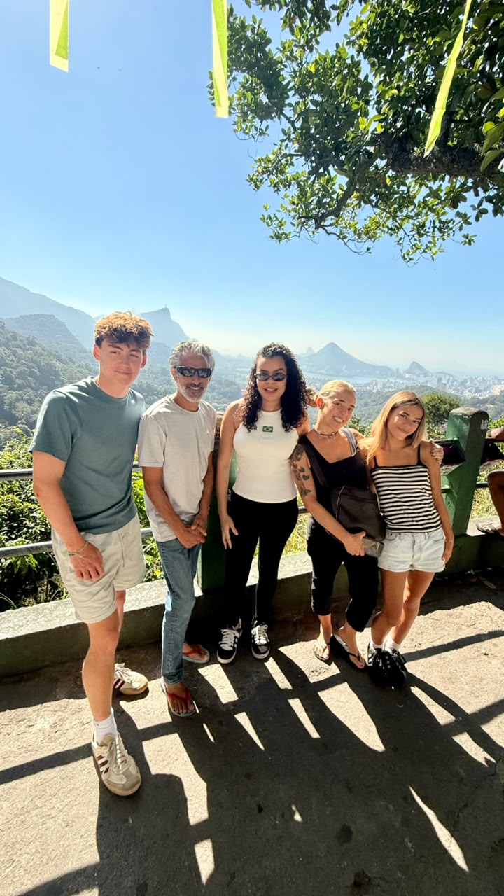 Visitantes conhecendo as cores e as ruas da Rocinha
